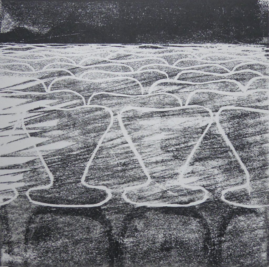 Monotypie in Schwarsweiß. 
Stuhlreihen des 3107 von Arne Jacobsen für Fritz Hansen erscheinen in feinen Linien, man hat den Eindruck eines Landschaftsbildes mit schwarzem Horizont